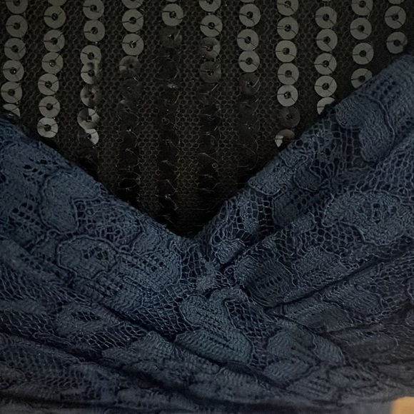 Lace gown - Picture 5 of 9